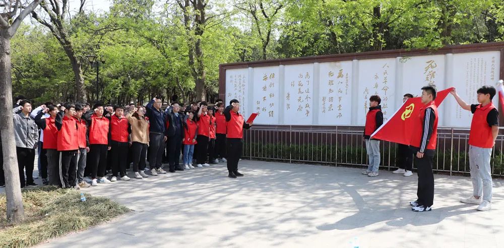 追忆革命历史丰碑 弘扬传承红色精神——我校开展“奋斗的丰碑”青年寻访体验活动 第 3 张 追忆革命历史丰碑 弘扬传承红色精神——我校开展“奋斗的丰碑”青年寻访体验活动 第 3 张