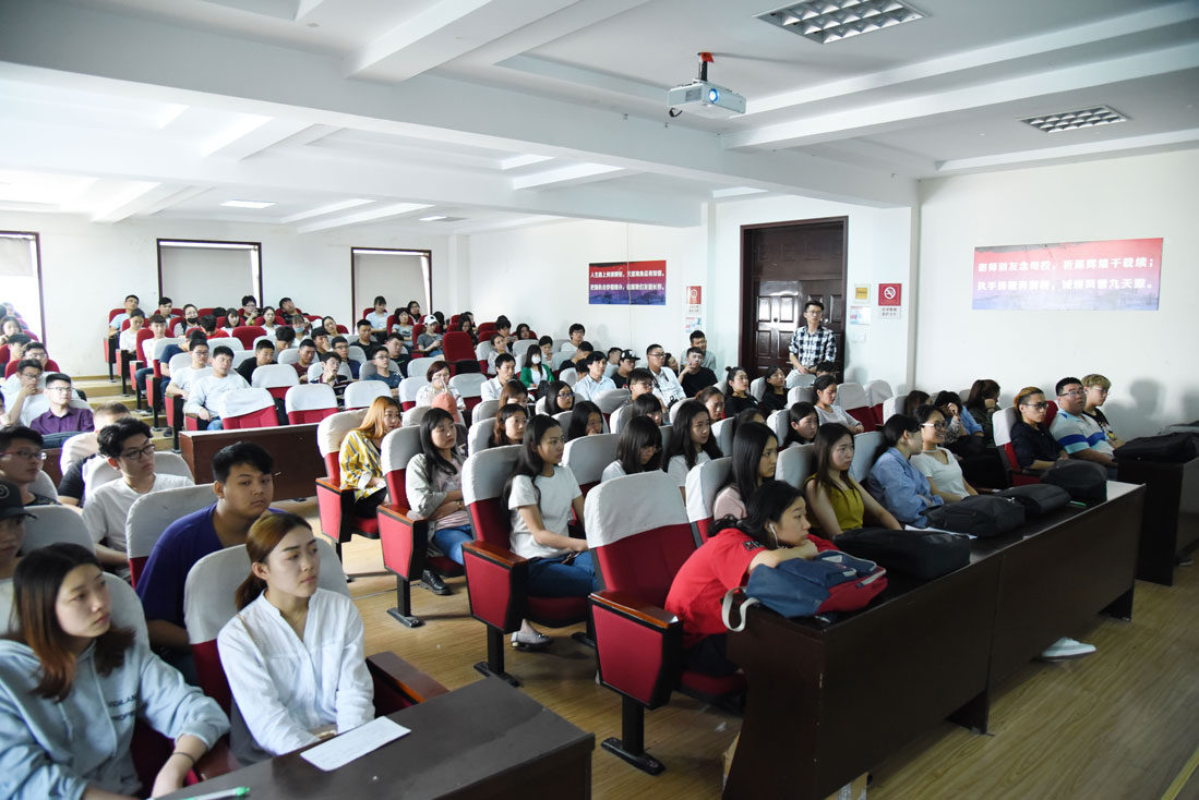 我校艺术设计系开展就业讲座
