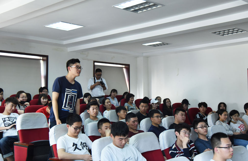 我校艺术设计系开展就业讲座