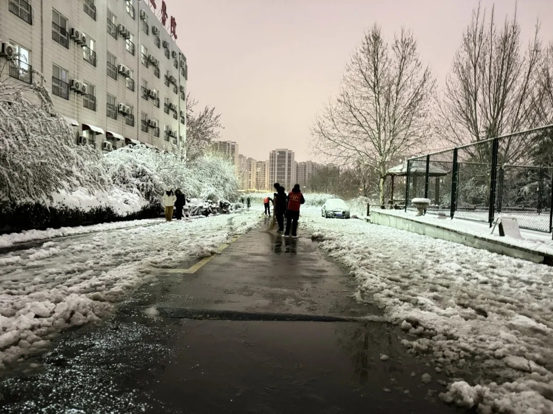 数字传媒学院自发组织志愿扫雪活动 第 5 张 数字传媒学院自发组织志愿扫雪活动 第 5 张