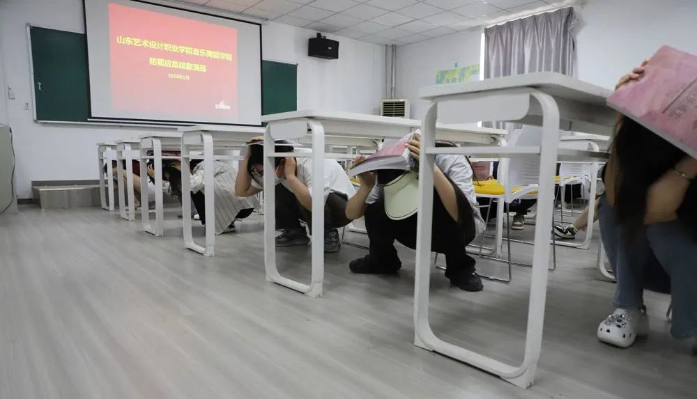 我校音乐舞蹈学院举行师生防震应急疏散演练 第 3 张
