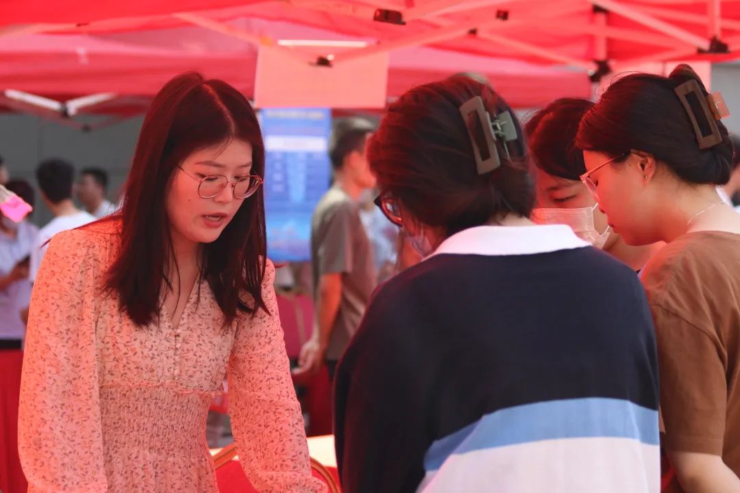 “春风送岗促就业 助力扬帆再起航”——2023届毕业生校园招聘会圆满成功 第 2 张 “春风送岗促就业 助力扬帆再起航”——2023届毕业生校园招聘会圆满成功 第 2 张